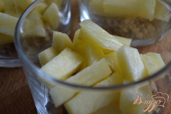 Фото приготовление рецепта: Кусочки ананаса со взбитыми сливками шаг №3