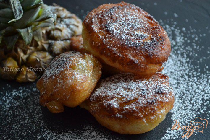 Фото приготовление рецепта: Дрожжевые пончики с кусочками ананаса шаг №5