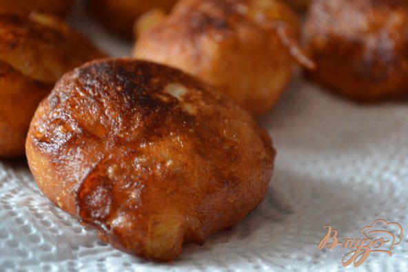 Фото приготовление рецепта: Дрожжевые пончики с кусочками ананаса шаг №4