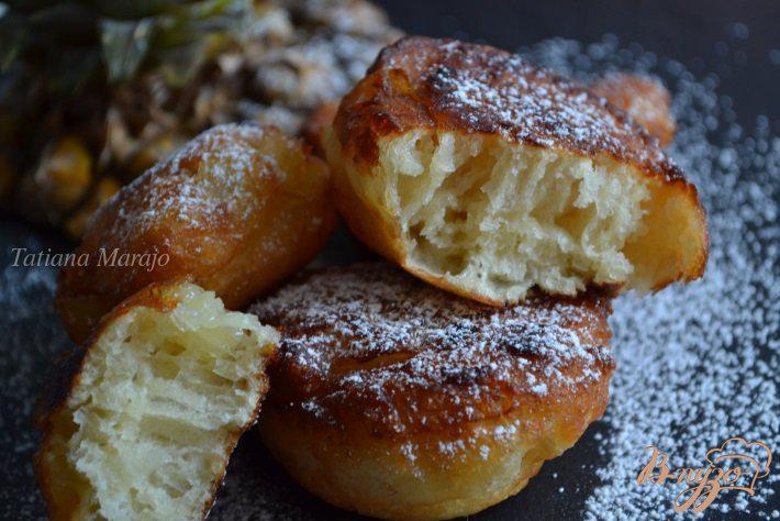 Фото приготовление рецепта: Дрожжевые пончики с кусочками ананаса шаг №6
