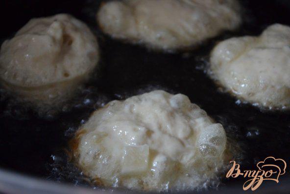 Фото приготовление рецепта: Дрожжевые пончики с кусочками ананаса шаг №3