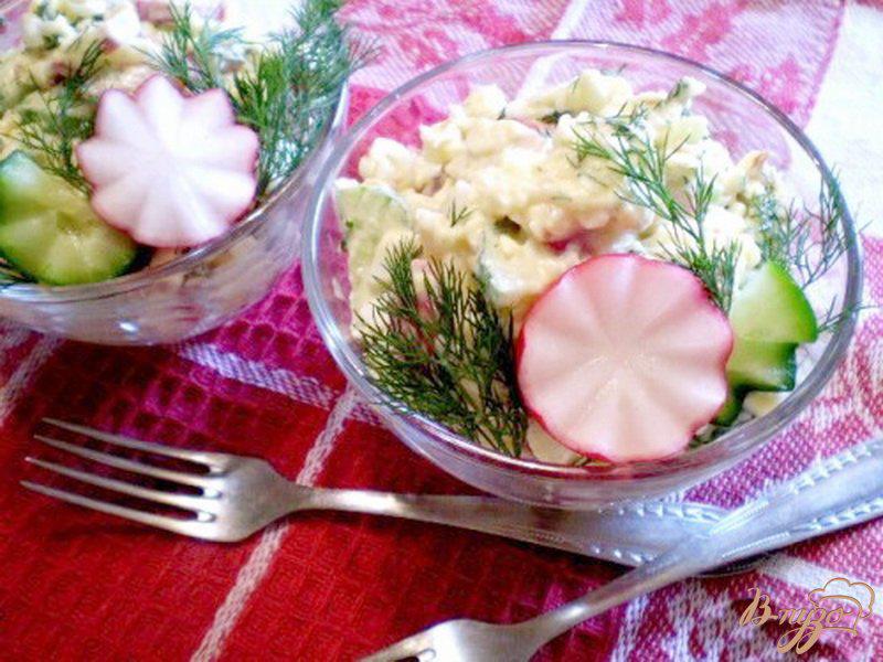 Фото приготовление рецепта: Овощной салат с копченым сыром шаг №4