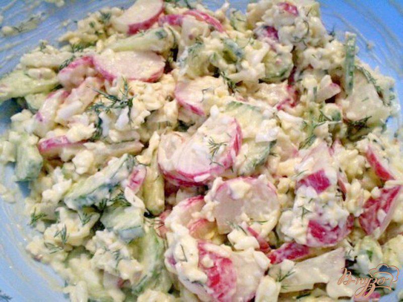Фото приготовление рецепта: Овощной салат с копченым сыром шаг №3
