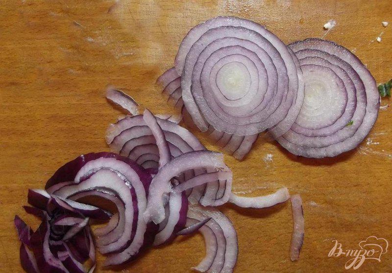 Фото приготовление рецепта: Салат с крымским луком и фетой шаг №5