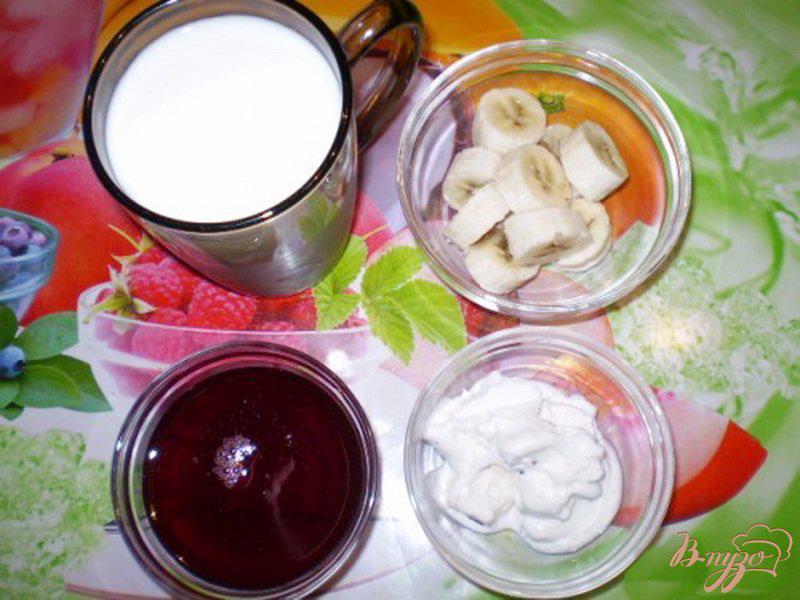 Фото приготовление рецепта: Молочный коктейль с бананом и фруктовым сиропом шаг №1