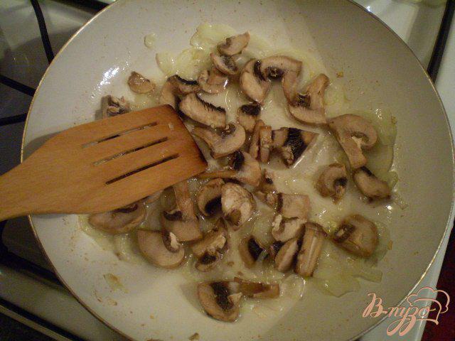 Фото приготовление рецепта: Сытный омлет с грибами шаг №3