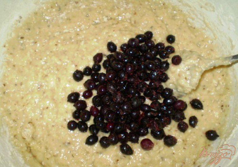 Фото приготовление рецепта: Ореховый кекс с черной смородиной шаг №4