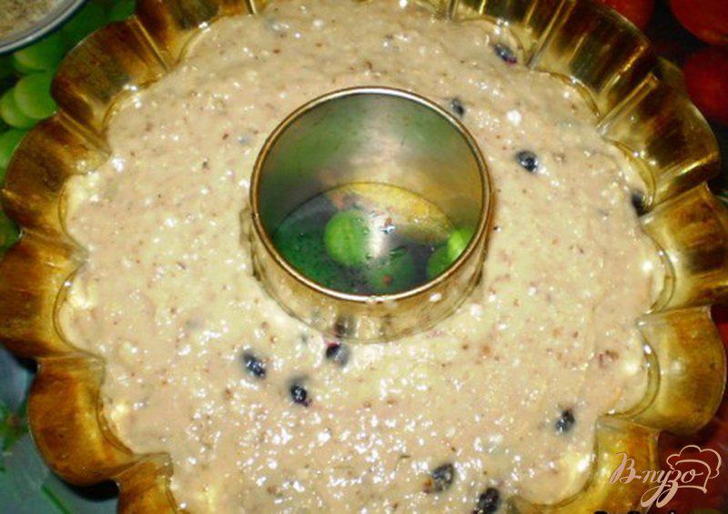 Фото приготовление рецепта: Ореховый кекс с черной смородиной шаг №5