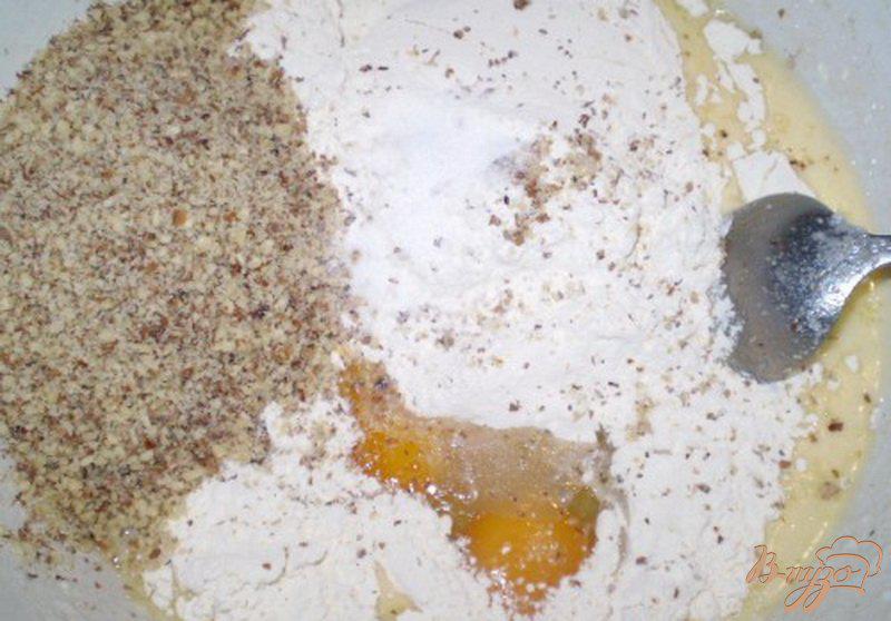 Фото приготовление рецепта: Ореховый кекс с черной смородиной шаг №3