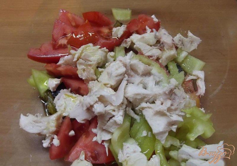 Фото приготовление рецепта: Мясной салат со сливой шаг №3