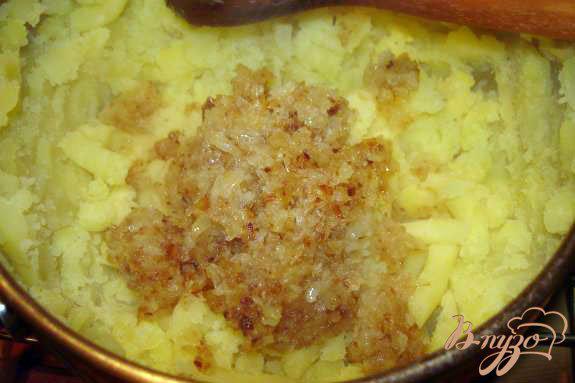 Фото приготовление рецепта: Вареники на воде с картошкой, луком и твердым сыром шаг №2
