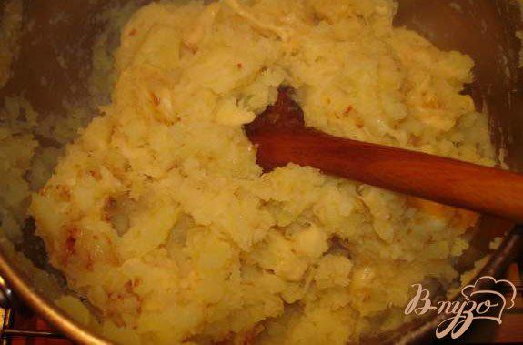 Фото приготовление рецепта: Вареники на воде с картошкой, луком и твердым сыром шаг №3