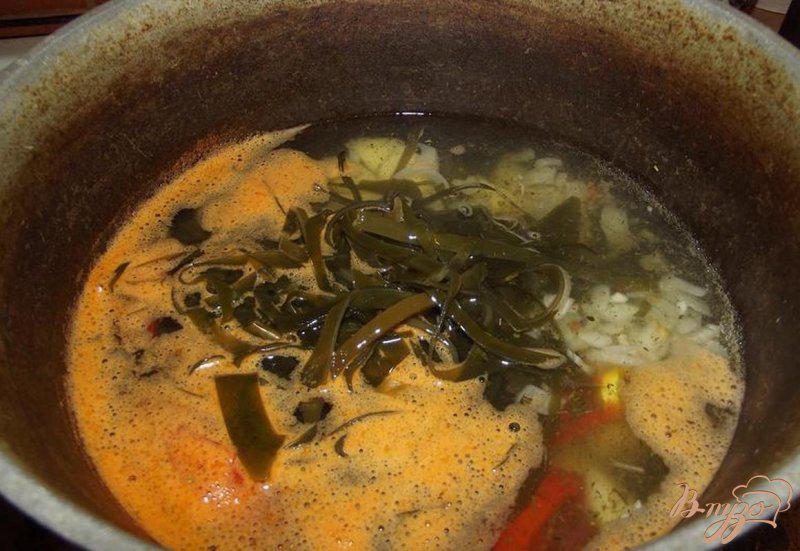 Фото приготовление рецепта: Суп с ламинарией и помидорами шаг №4