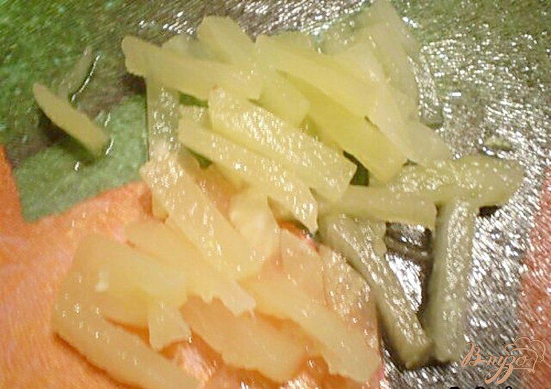 Фото приготовление рецепта: Салат из пекинской капусты с курицей и ананасом шаг №3