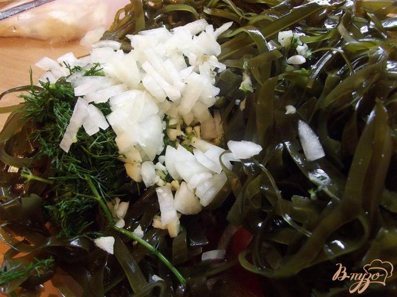 Фото приготовление рецепта: Салат из ламинарии с чесноком и луком шаг №4