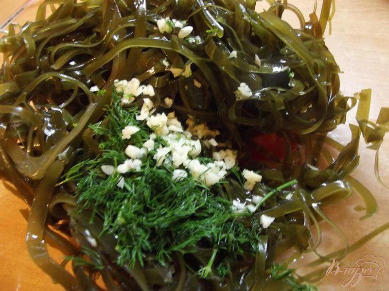 Фото приготовление рецепта: Салат из ламинарии с чесноком и луком шаг №3