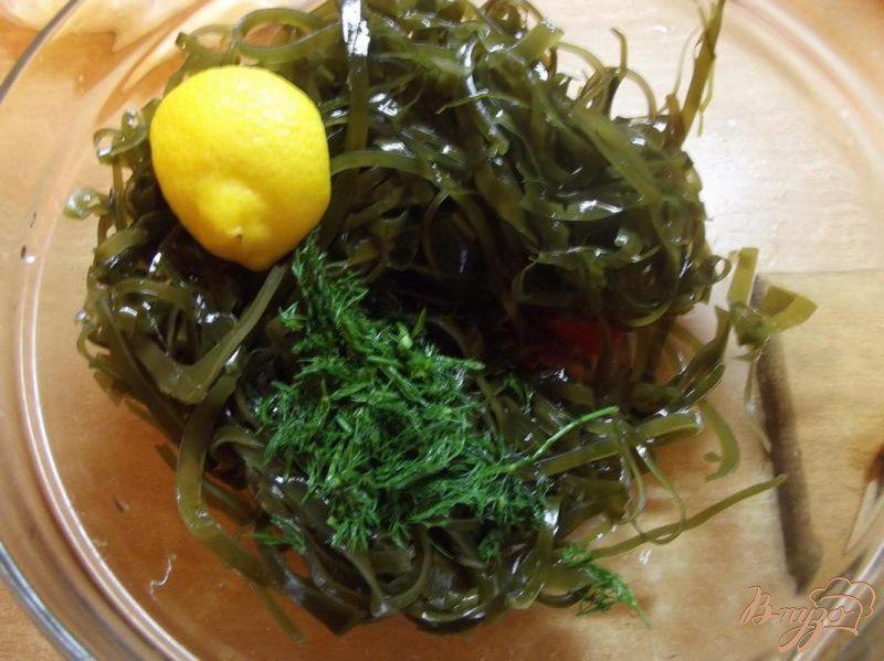 Фото приготовление рецепта: Салат из ламинарии с чесноком и луком шаг №2