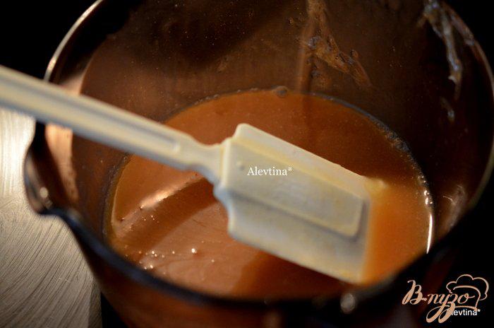 Фото приготовление рецепта: Карамельный яблочный кекс шаг №5