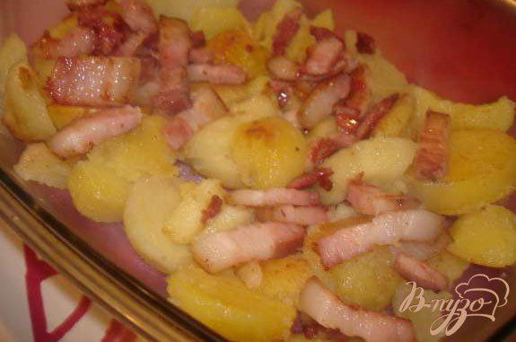 Фото приготовление рецепта: Запеченый картофель с брынзой и беконом шаг №4