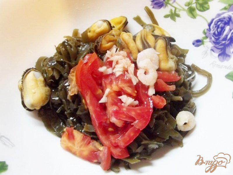 Фото приготовление рецепта: Салат из морской капусты с морепродуктами шаг №3