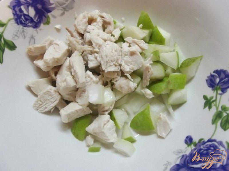 Фото приготовление рецепта: Салат с грушей мясной шаг №2