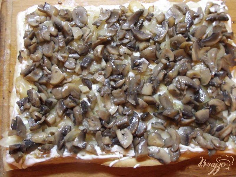 Фото приготовление рецепта: Грибной пирог с сыром шаг №6