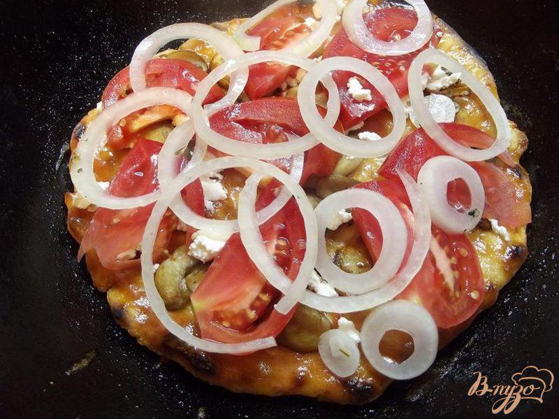 Фото приготовление рецепта: Пицца грибная с яйцом шаг №4