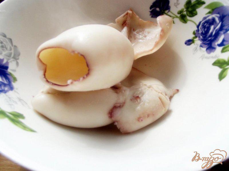Фото приготовление рецепта: Салат из кальмара закусочный шаг №2