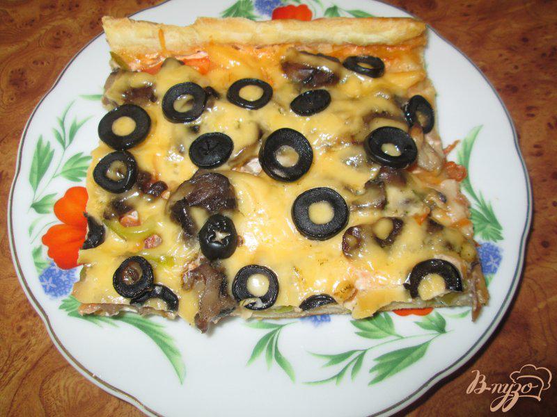 Фото приготовление рецепта: Пицца с шампиньонами и болгарским перцем шаг №10