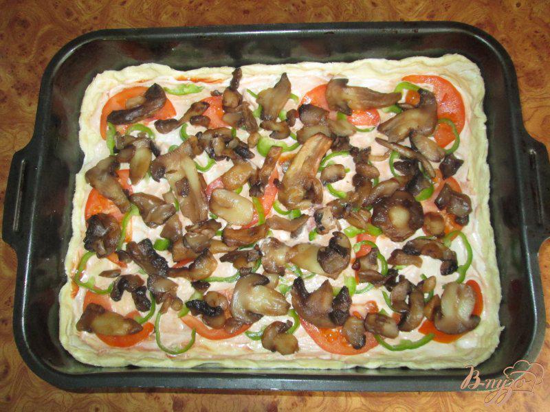 Фото приготовление рецепта: Пицца с шампиньонами и болгарским перцем шаг №6