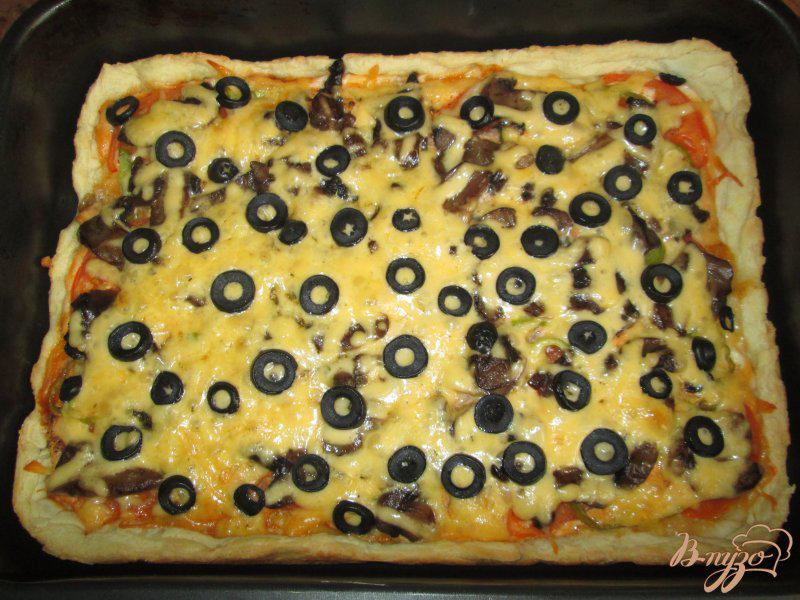 Фото приготовление рецепта: Пицца с шампиньонами и болгарским перцем шаг №9