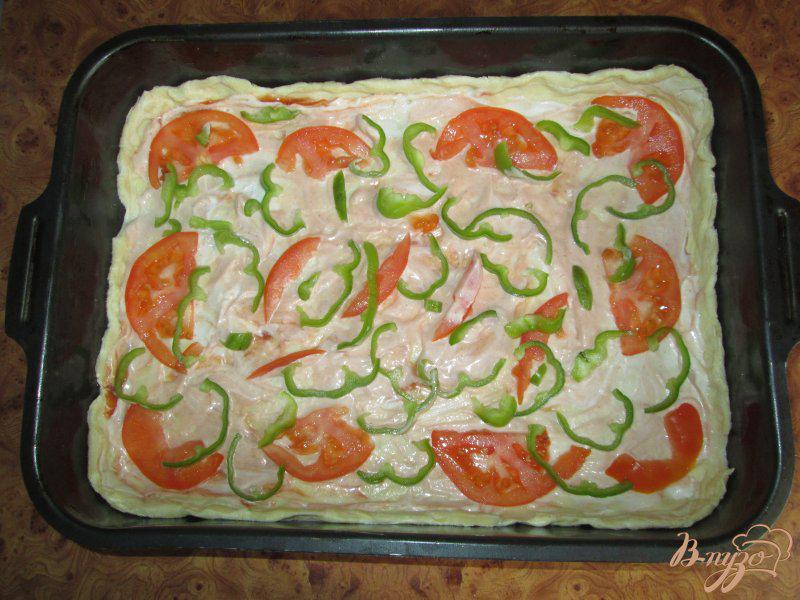 Фото приготовление рецепта: Пицца с шампиньонами и болгарским перцем шаг №4