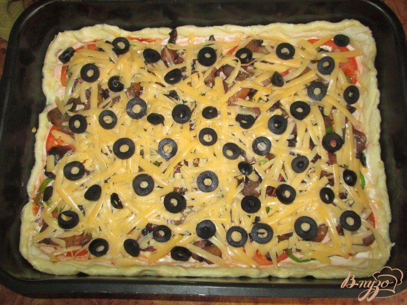 Фото приготовление рецепта: Пицца с шампиньонами и болгарским перцем шаг №8