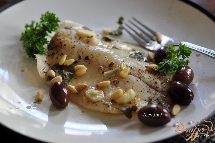 Фото приготовление рецепта: Рыба с оливками, кедровыми орешками,базиликом и вином шаг №3