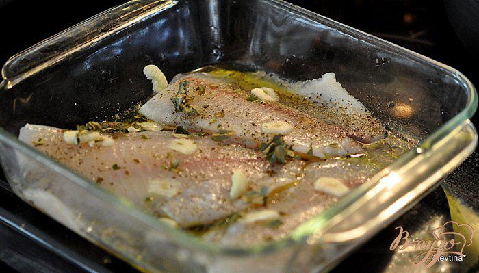 Фото приготовление рецепта: Рыба с оливками, кедровыми орешками,базиликом и вином шаг №2