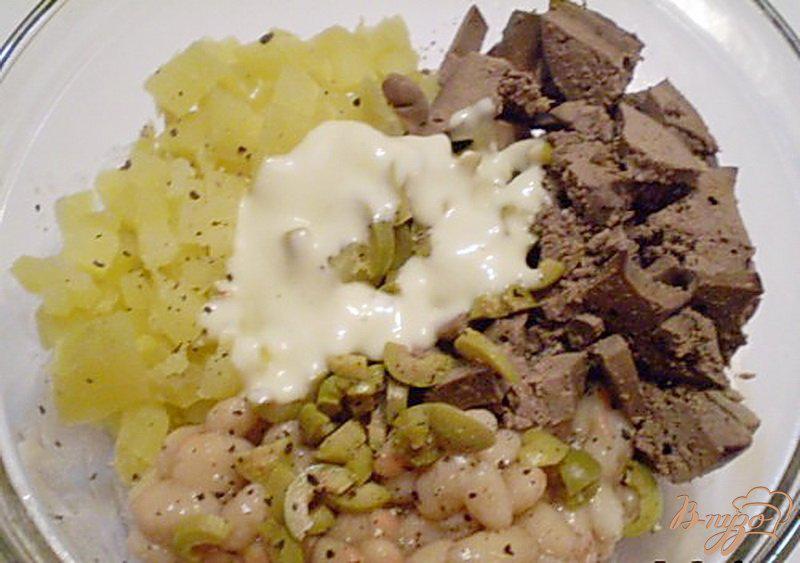 Фото приготовление рецепта: Салат печеночный с зелеными оливками шаг №2