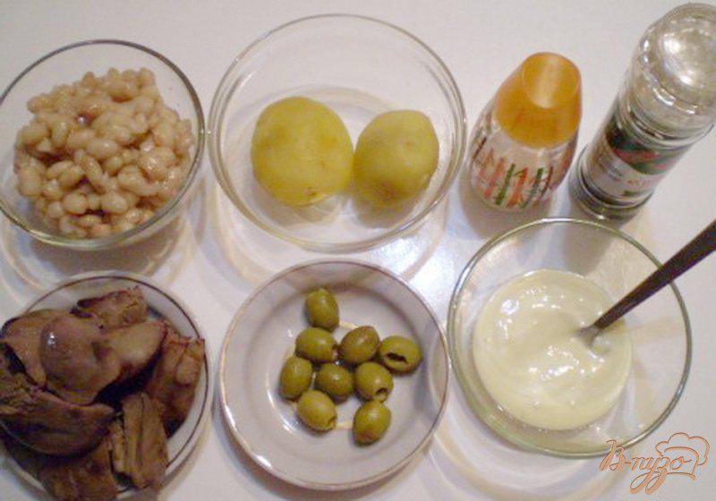 Фото приготовление рецепта: Салат печеночный с зелеными оливками шаг №1