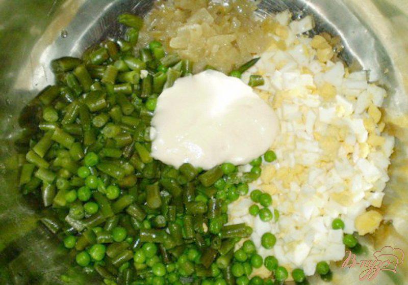 Фото приготовление рецепта: Салат со стручковой фасолью и зеленым горошком шаг №4