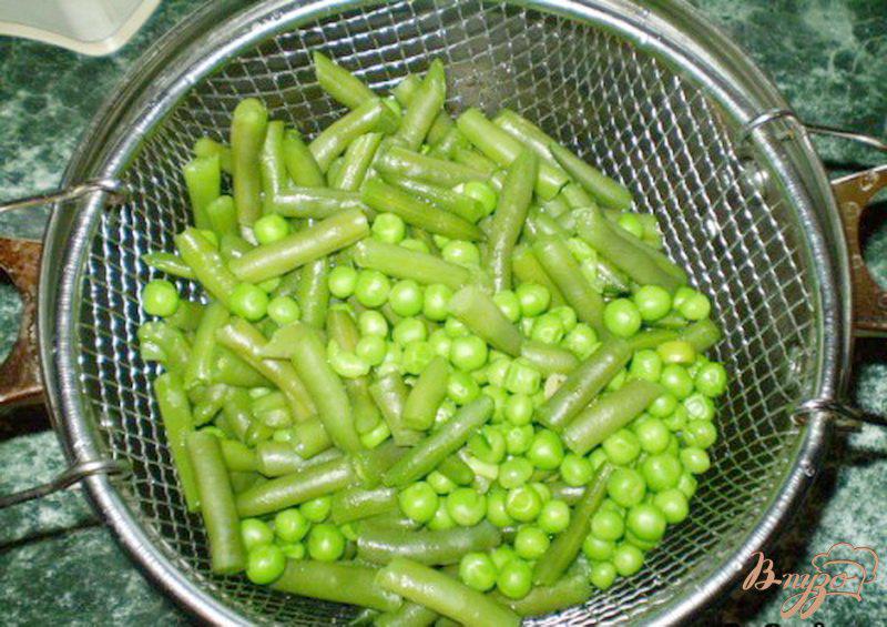 Фото приготовление рецепта: Салат со стручковой фасолью и зеленым горошком шаг №3