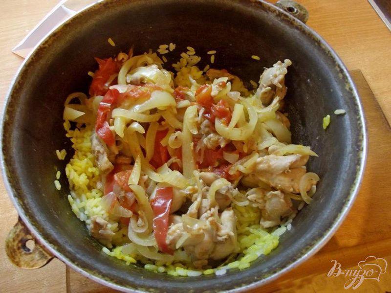 Фото приготовление рецепта: Рис тушеный с курицей и овощами шаг №6