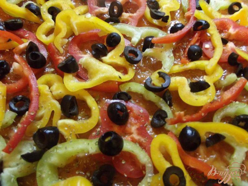 Фото приготовление рецепта: Овощная пицца с фетой шаг №4