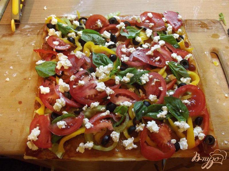 Фото приготовление рецепта: Овощная пицца с фетой шаг №6