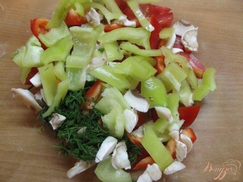 Фото приготовление рецепта: Салат овощной с шампиньонами шаг №4