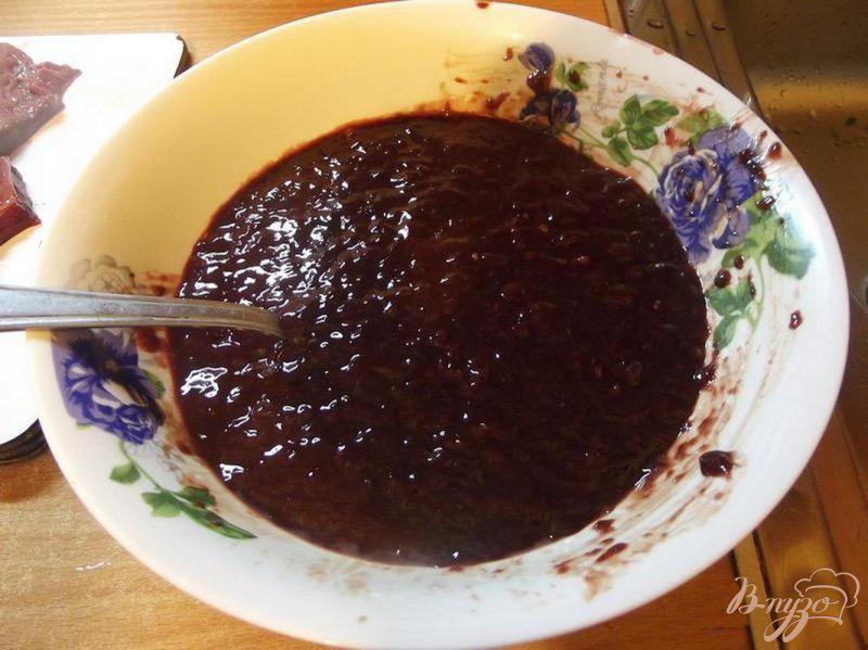 Фото приготовление рецепта: Печеночный торт со сметаной и чесноком шаг №2