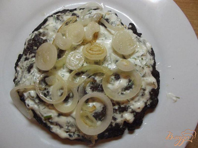 Фото приготовление рецепта: Печеночный торт со сметаной и чесноком шаг №8