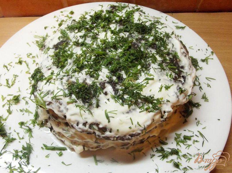 Фото приготовление рецепта: Печеночный торт со сметаной и чесноком шаг №9