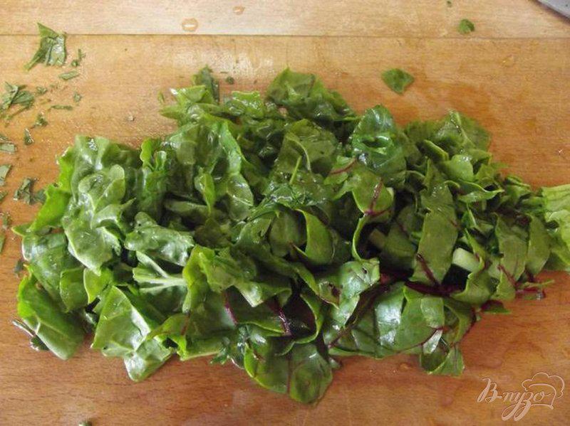 Фото приготовление рецепта: Салат из листовой свеклы шаг №4