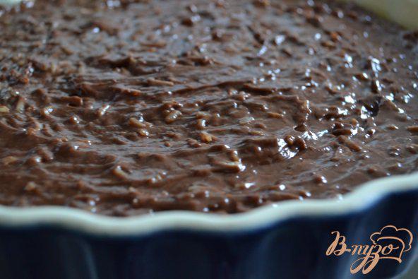Фото приготовление рецепта: Шоколадный пирог с рисом и цукатами шаг №5