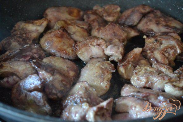 Фото приготовление рецепта: Салат с куриной печенью шаг №2