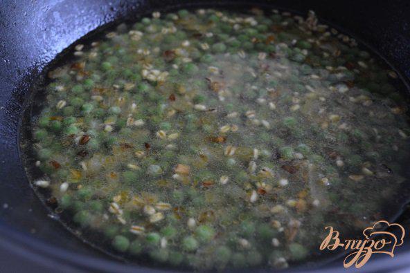 Фото приготовление рецепта: Гарнир с перловой крупой и зеленым горошком шаг №2